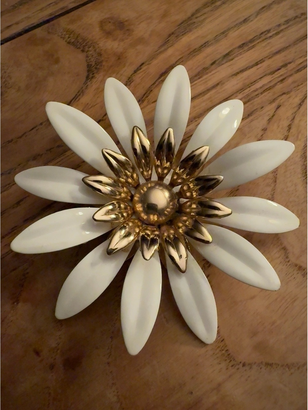 Vintage Sarah Coventry White Enamel Daisy Flower Brooch Gold Signed Mid-Century